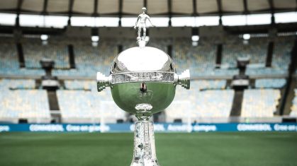 Taça da Libertadores no centro do gramado do Maracanã