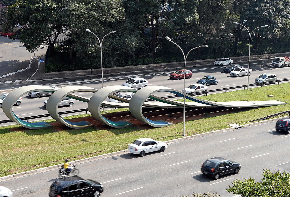 Monumento em homenagem aos 80 anos da Imigração Japonesa (2017) na avenida 23 de Maio, em São Paulo / Alesp