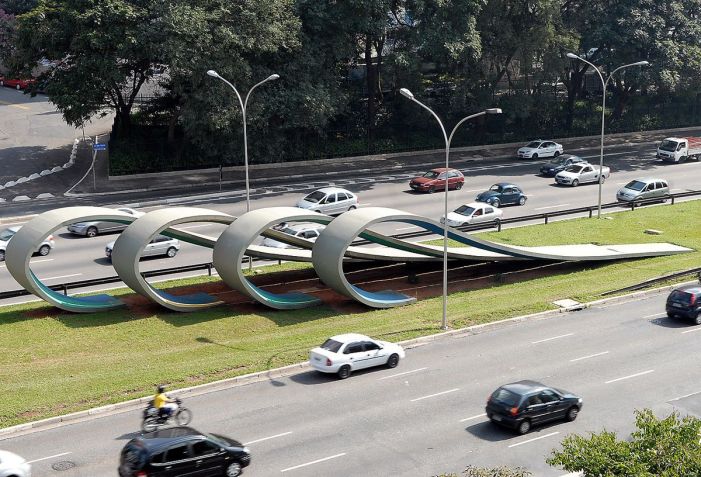 Monumento em homenagem aos 80 anos da Imigração Japonesa (2017) na avenida 23 de Maio, em São Paulo / Alesp