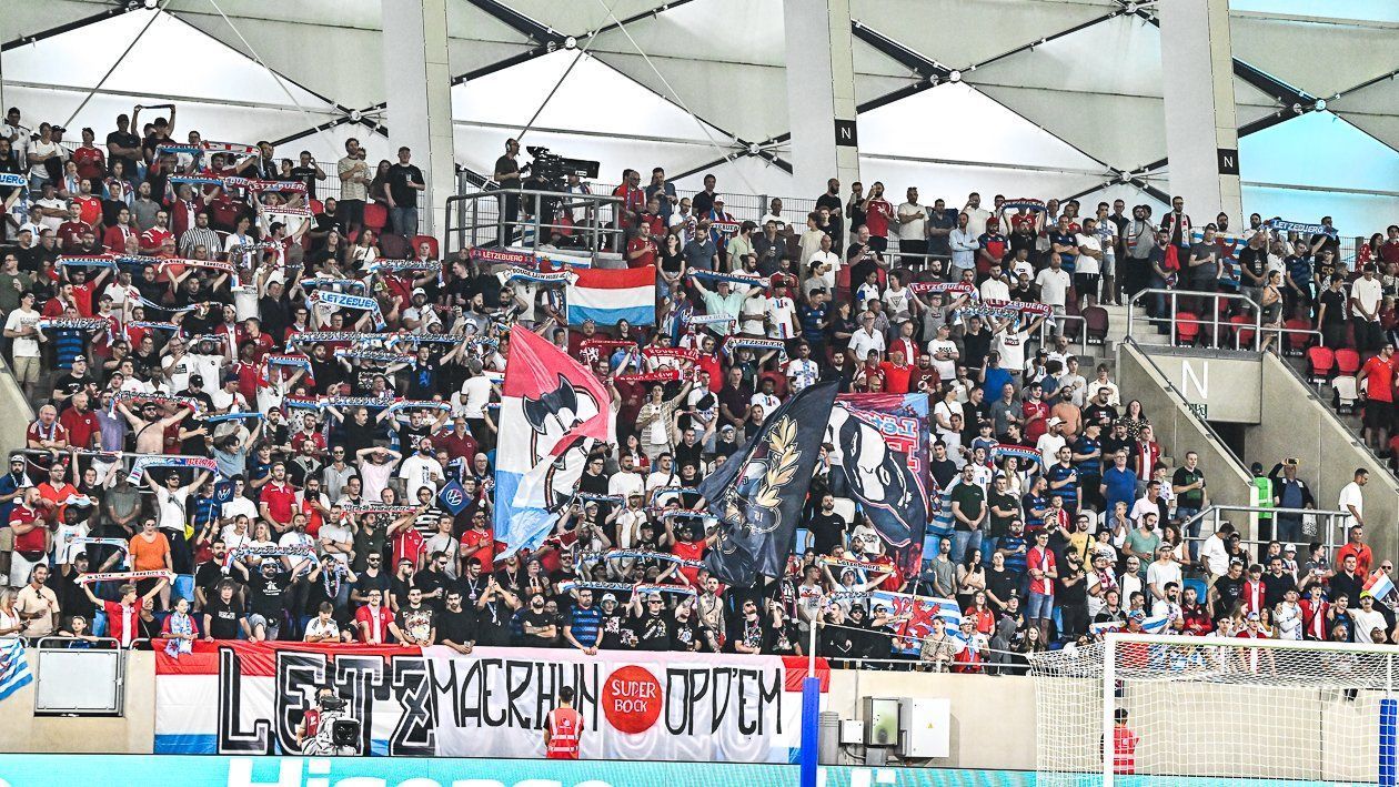 Torcida de Luxemburgo durante jogo da seleção pelas Eliminatórias da Euro