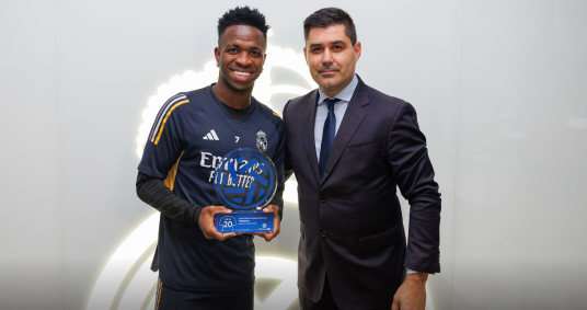 Vini Jr. recebe prêmio na Espanha