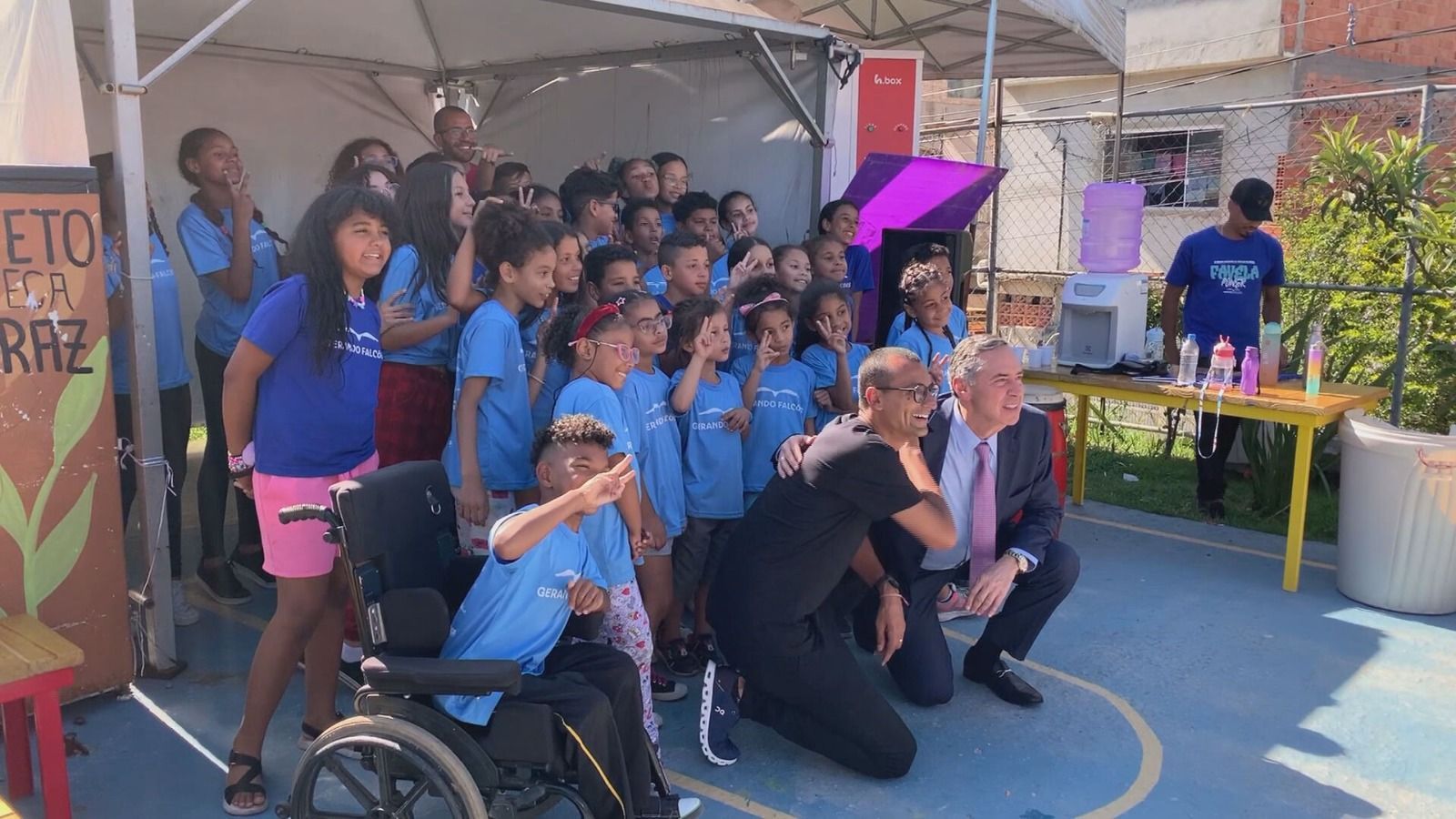 O ministro Luís Roberto Barroso visitou a Favela dos Sonhos, na Grande São Paulo, nesta segunda-feira (6)