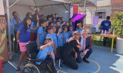 Em visita a favela em SP, Barroso elogia Bolsa Família e reforça importância de autonomia das comunidades