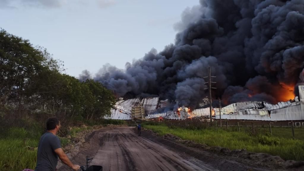 Incêndio de grandes proporções atinge fábrica da Cacau Show em Linhares (ES) / Reprodução