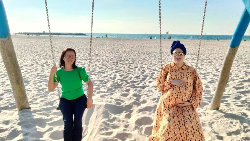 Maria Helena Maciel, mãe de Yehuda Lopes, e Stela Lopes, grávida de oito meses, em uma praia na cidade de Ashkelom, Israel / Arquivo pessoal