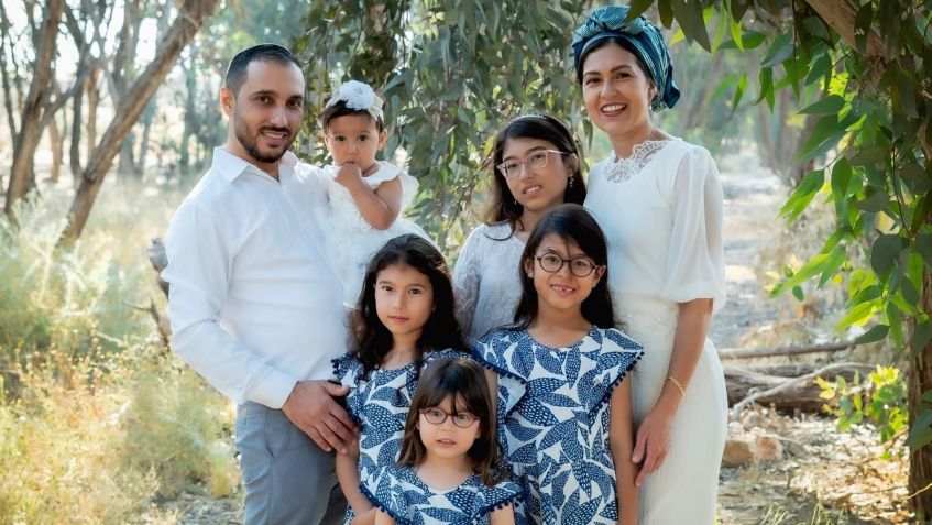 Yaakov Lopes e Naomi Lopes com suas cinco filhas; família brasileira vive em Israel / Arquivo pessoal