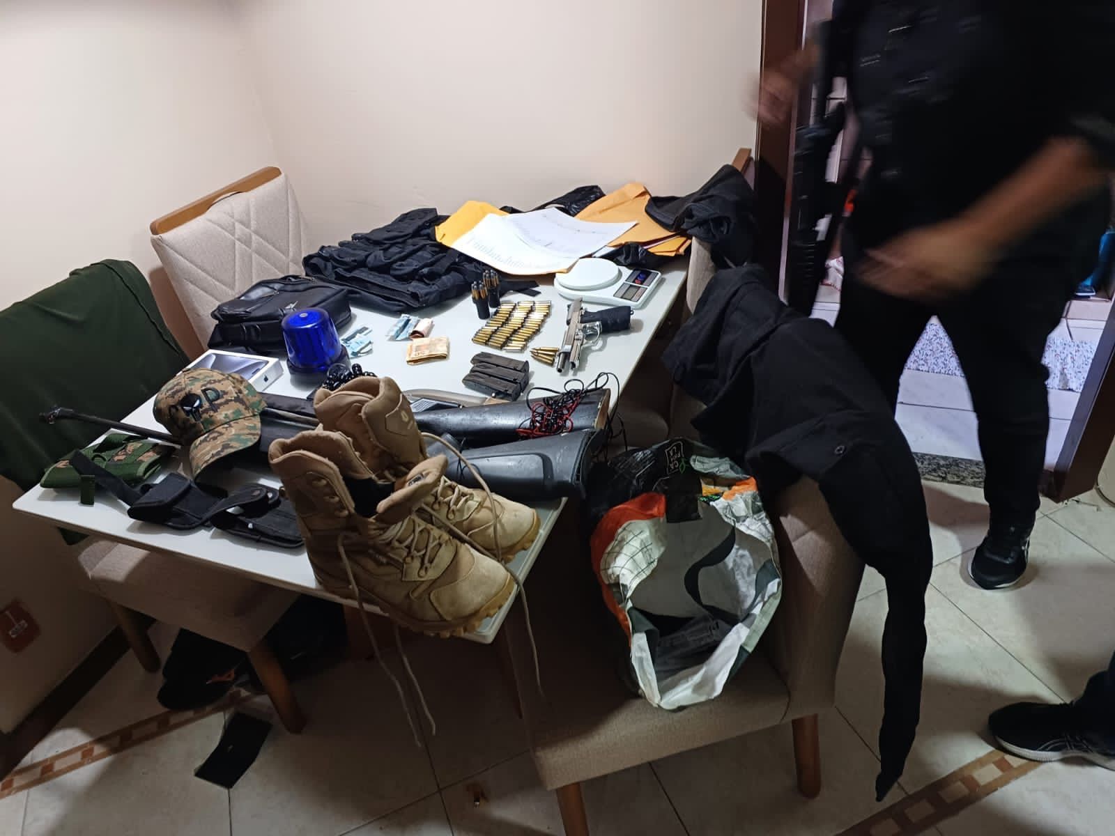 Materiais apreendidos pela polícia durante operação no Rio de Janeiro