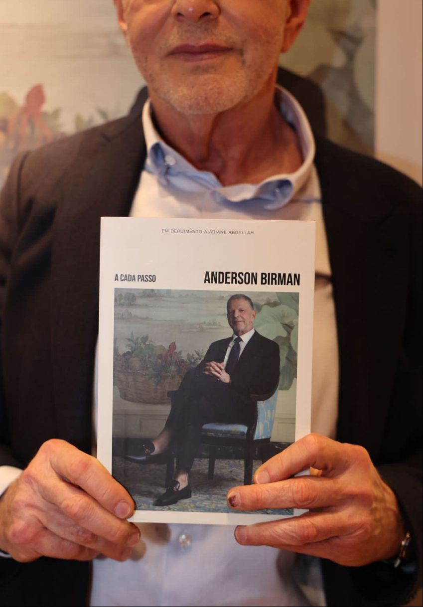 Anderson Birman segura sua biografia / Divulgação/ Arezzo&Co