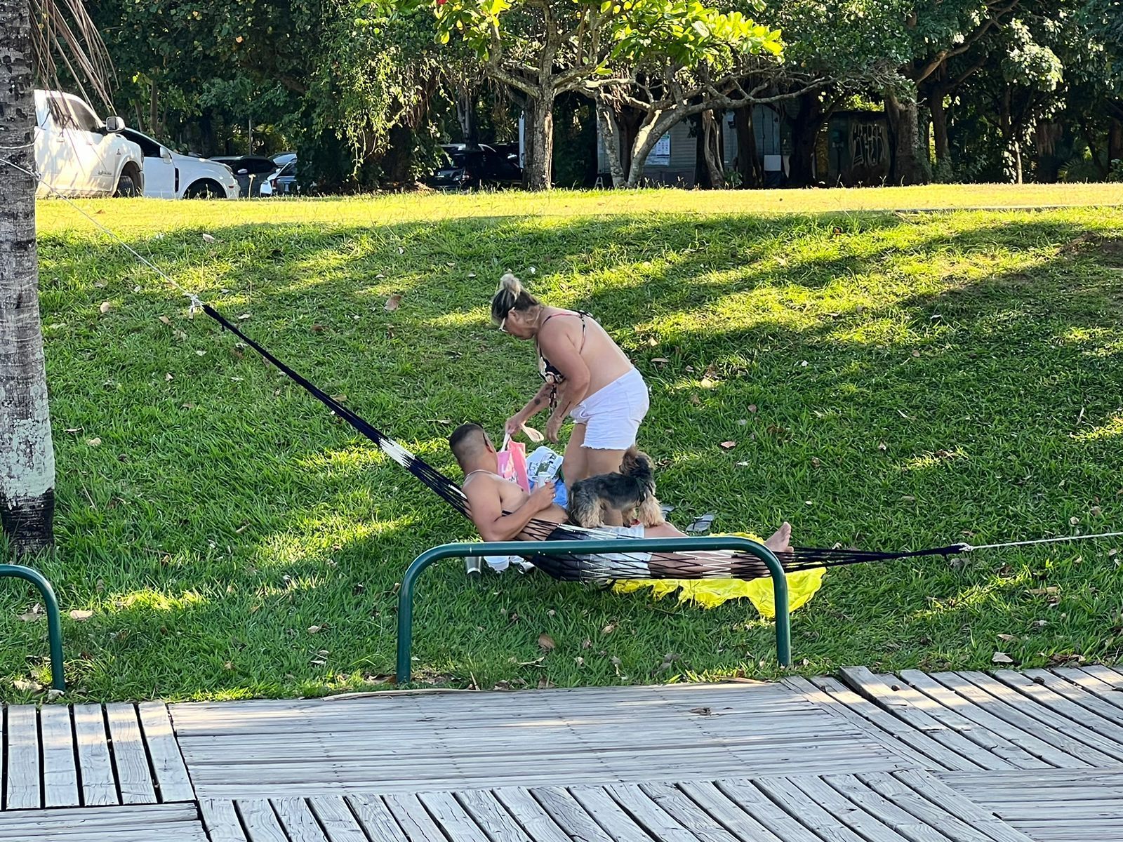 Casal descansa na rede no Aterro do Flamengo durante dia de forte calor no Rio de Janeiro / Reprodução/CNN