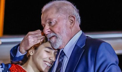 Imagem de destaque do post: “Não consigo acreditar, achei que eu iria morrer”, diz repatriada de Gaza ao chegar ao Brasil