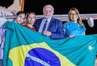 Repatriados de Gaza chegam a Brasília e são recebidos por Lula