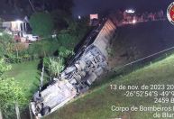 Caminhão-cegonha colide com Palio e arrasta outros veículos em acidente na BR 470, em Blumenau