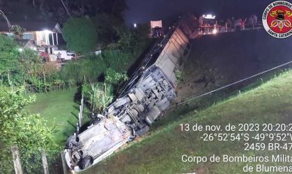Caminhão-cegonha colide com Palio e arrasta outros veículos em acidente na BR 470, em Blumenau