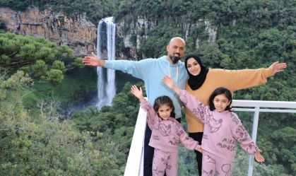O empresário brasileiro Mohammed Adwan com a família em Urubici, no interior de Santa Catarina