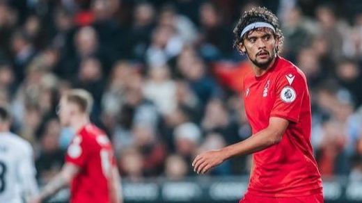 Gustavo Scarpa com a camisa do Nottingham Forest