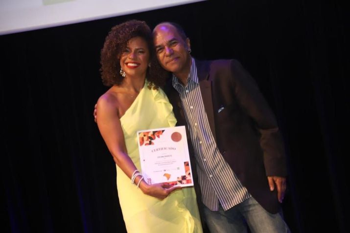 Luciana Barreto com Rosenildo Gomes Ferreira, do 1 Papo Reto e um dos idealizadores do Prêmio / Divulgação