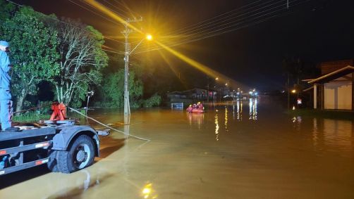 Botes dos Bombeiros de Santa Catarina atuam em enchente em Taió