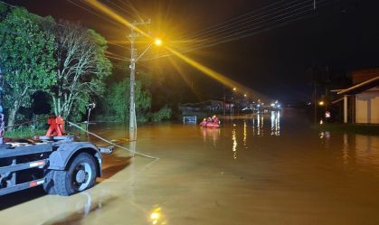Botes dos Bombeiros de Santa Catarina atuam em enchente em Taió