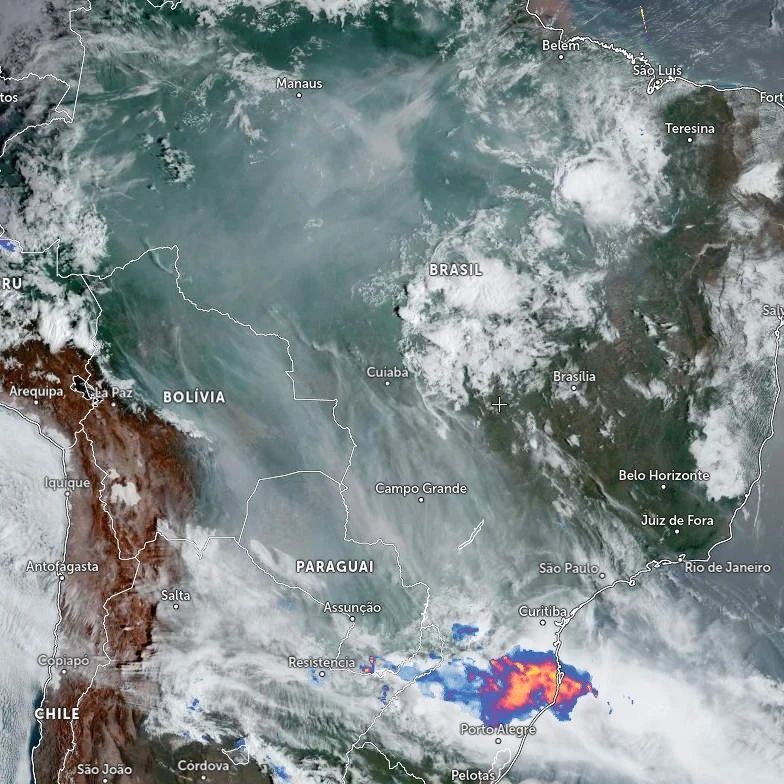 Imagem de satélite mostra a fumaça encobrindo boa parte do Norte e do Centro-Oeste do Brasil em razão dos incêndios florestais / Divulgação/Centro de Monitoramento do Tempo e do Clima de Mato Grosso do Sul