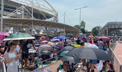 Fãs da Taylor Swift chegam cedo na fila para primeiro show no Engenhão