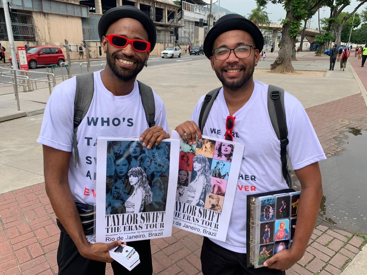 Os amigos Rafael e Cleverson aproveitaram que os fãs já estavam na fila para comercializar produtos da Taylor Swift / Cleber Rodrigues, da CNN