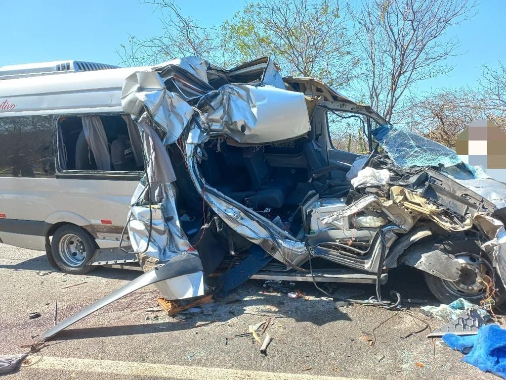 Van carregava 19 pessoas e bateu na traseira de um caminhão no interior de Pernambuco