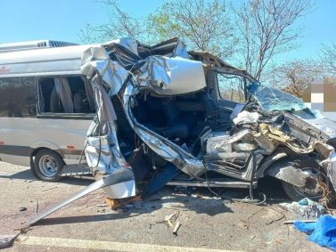 Van carregava 19 pessoas e bateu na traseira de um caminhão no interior de Pernambuco