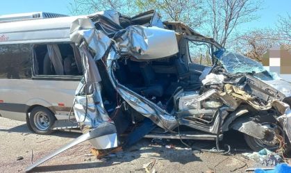 Van carregava 19 pessoas e bateu na traseira de um caminhão no interior de Pernambuco