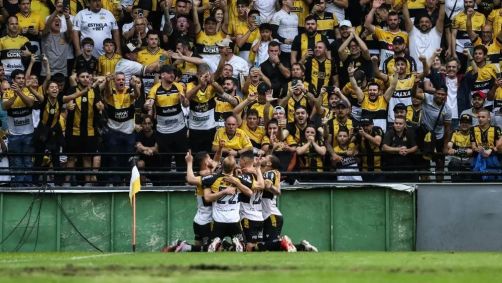 Jogadores do Criciúma comemoram um dos gols do acesso