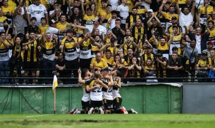 Jogadores do Criciúma comemoram um dos gols do acesso