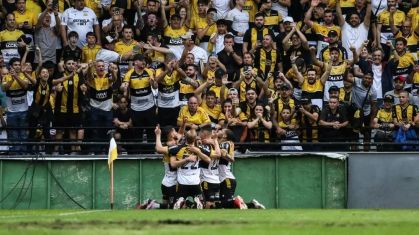 Jogadores do Criciúma comemoram um dos gols do acesso