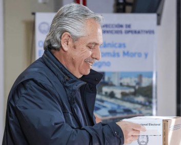 O presidente da Argentina, Alberto Fernández, vota na Universidade Católica neste domingo (19)
