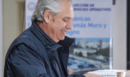 O presidente da Argentina, Alberto Fernández, vota na Universidade Católica neste domingo (19)