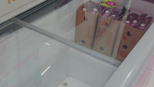 freezer vazio em sorveteria de São Paulo