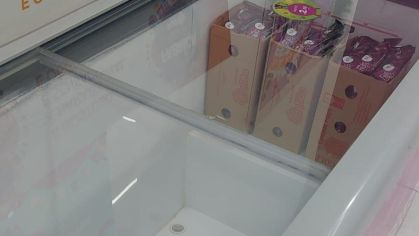 freezer vazio em sorveteria de São Paulo