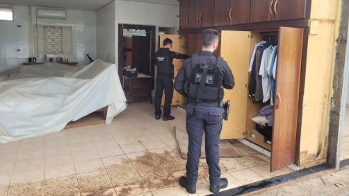 Polícia Civil de Goiás cumpriu mandados de busca e apreensão em propriedade do prefeito foragido