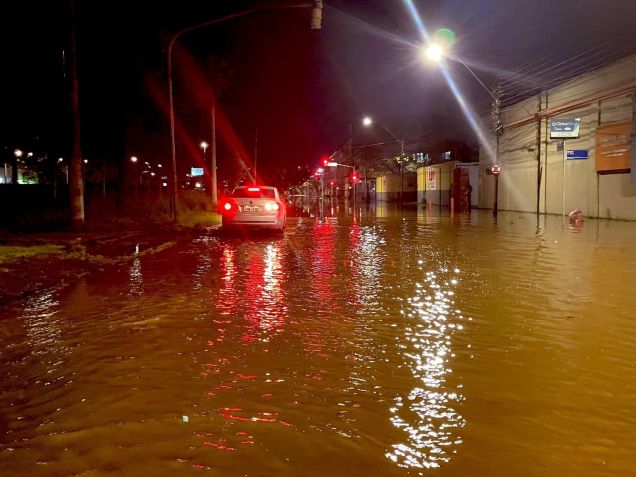 Rio Guaíba alagando rua em Porto Alegre / MetSul