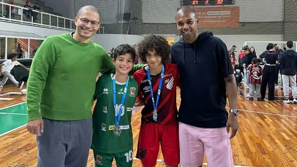 Alex e Fernandinho com os filhos em final do futsal