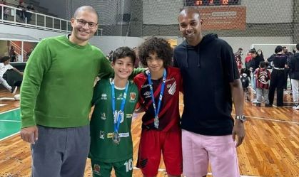 Alex e Fernandinho com os filhos em final do futsal