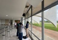 Parte do forro do teto de um dos salões do Palácio do Planalto cede e cai; veja imagens