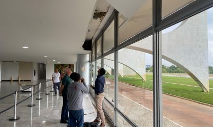 Parte do forro do teto de um dos salões do Palácio do Planalto cede e cai; veja imagens