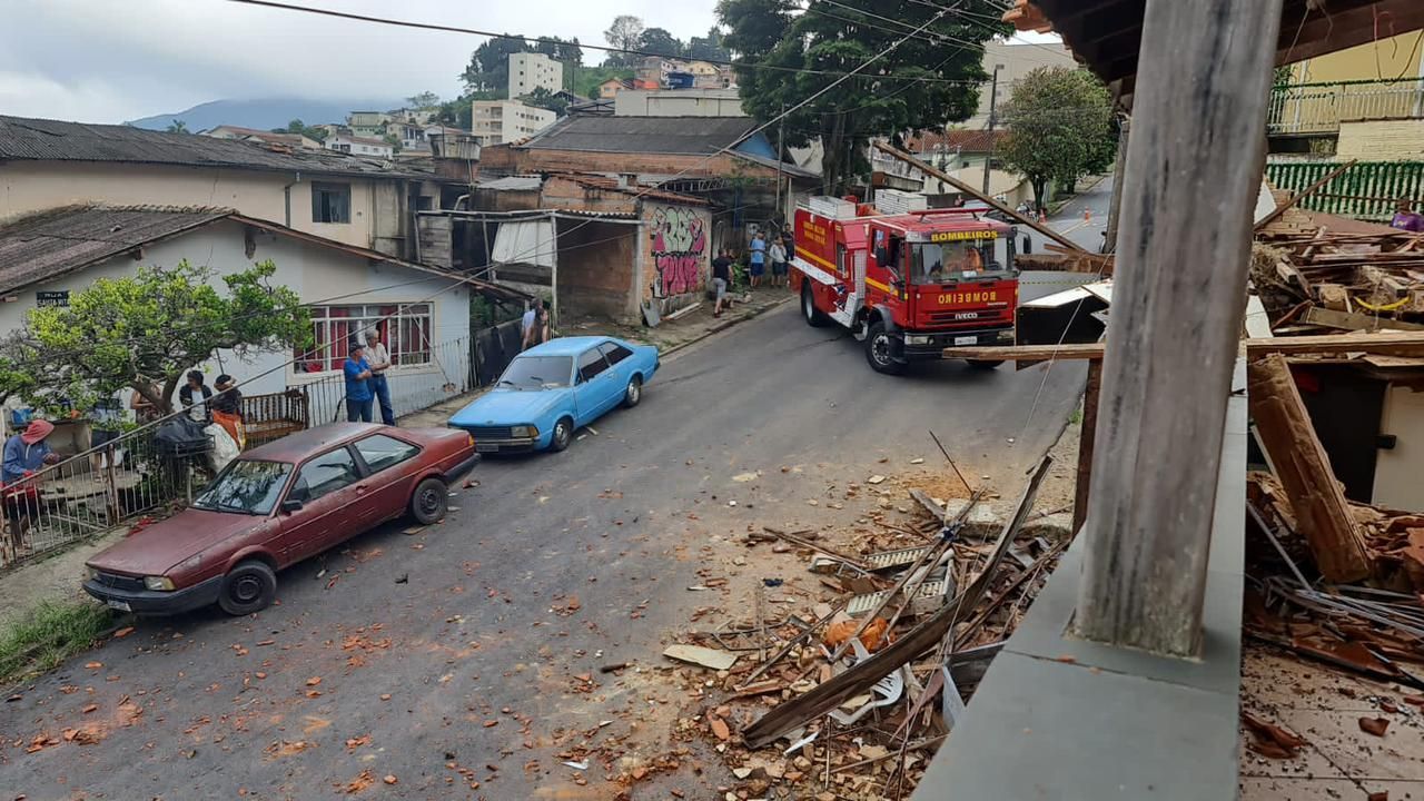 Suspeita é de que a explosão tenha sido provocada por um botijão de gás / Corpo de Bombeiros de Minas Gerais