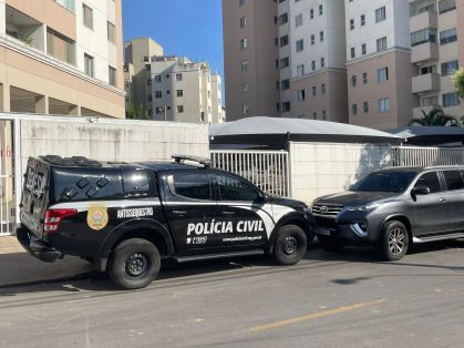 Carros da Polícia Civil de Minas Gerais em frente ao prédio da delegada Monah Zein