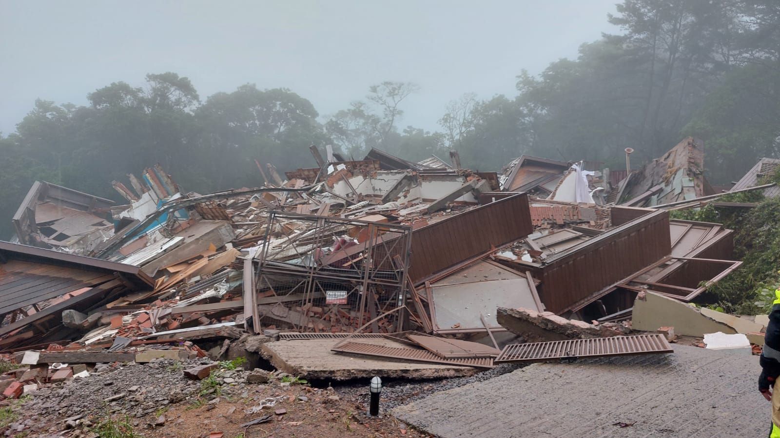 Destroços de prédio que desmoronou em Gramado, no Rio Grande do Sul