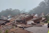 Prédio desaba em Gramado (RS) após chuva causar rachaduras nas ruas da cidade