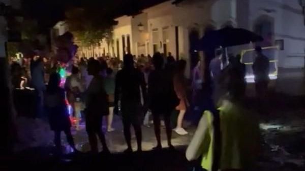 Pessoas nas ruas durante apagão em Paraty, no Rio de Janeiro