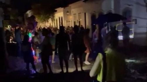 Pessoas nas ruas durante apagão em Paraty, no Rio de Janeiro