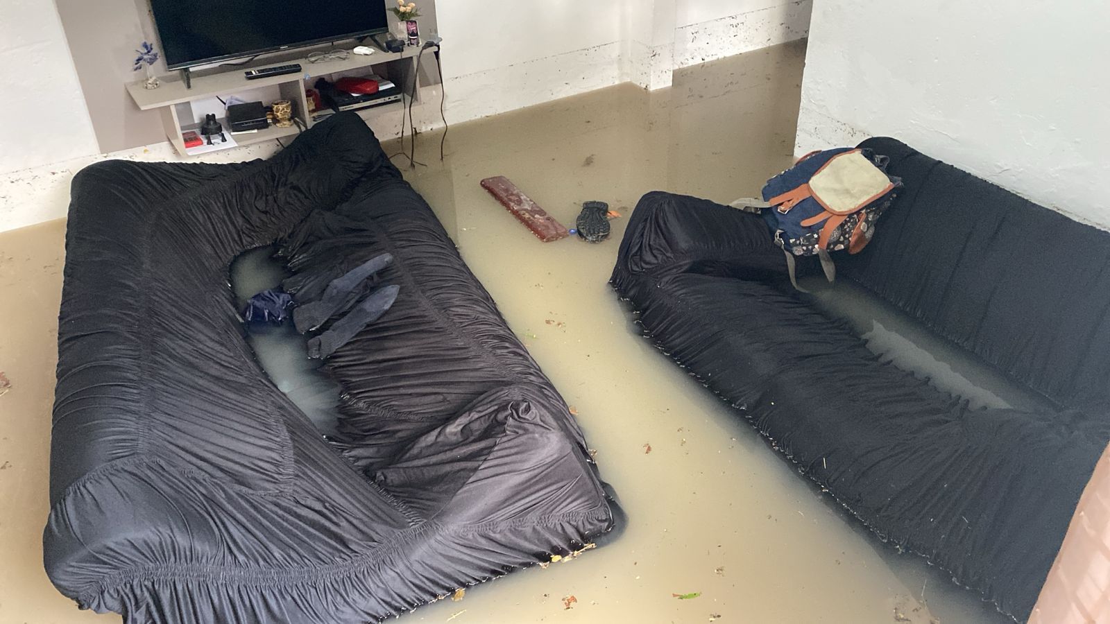 Móveis ficaram boiando em Contagem (MG) após forte chuva