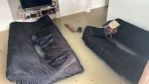 Móveis ficaram boiando em Contagem (MG) após forte chuva