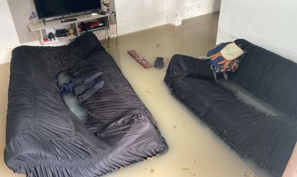 Móveis ficaram boiando em Contagem (MG) após forte chuva